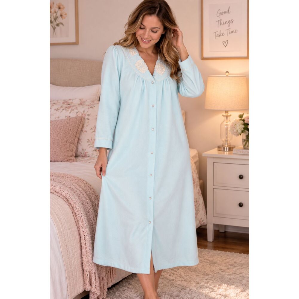 Vintage Heather Collection Womens Size Medium Blue Embroidered Snap Front Robe